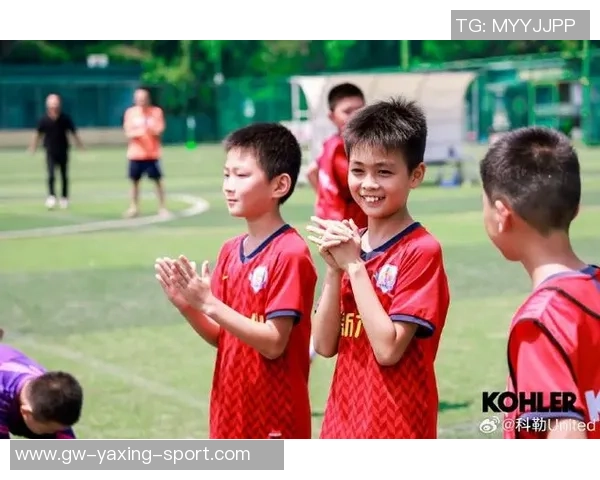小孩们在足球比赛中展现团队精神与运动激情的精彩瞬间 小孩们在足球比赛中展现团队精神与运动激情的精彩瞬间